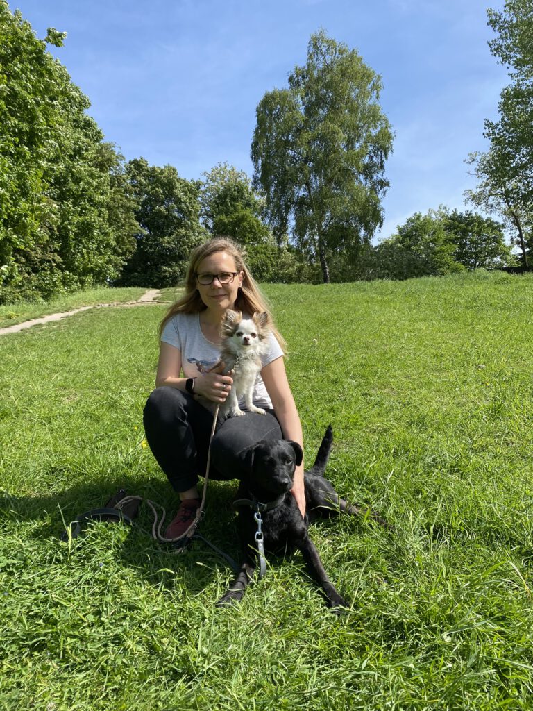 Hundeschule Sülz Trainerin Tina Kämmerling mit Hunden Abby und Tessa